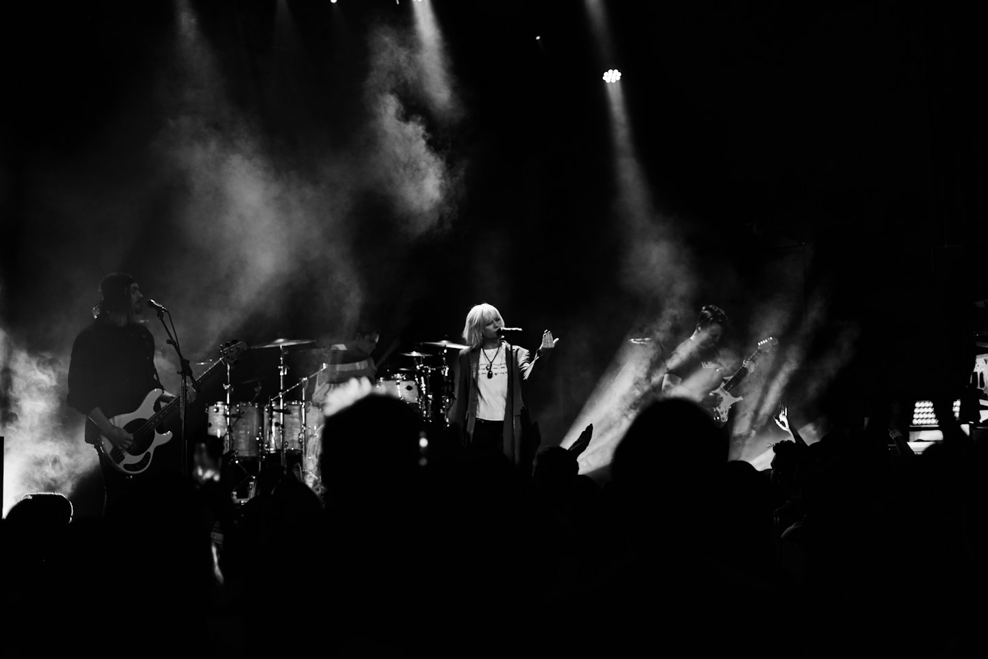 Live-Band spielt vor jubelndem Publikum auf der Bühne.